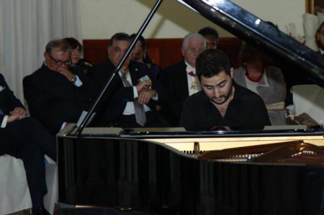 il pianista Maurizio Zaccaria mentre esegue Preludio n.2 “Milite ignoto” del M° Francesco Marino